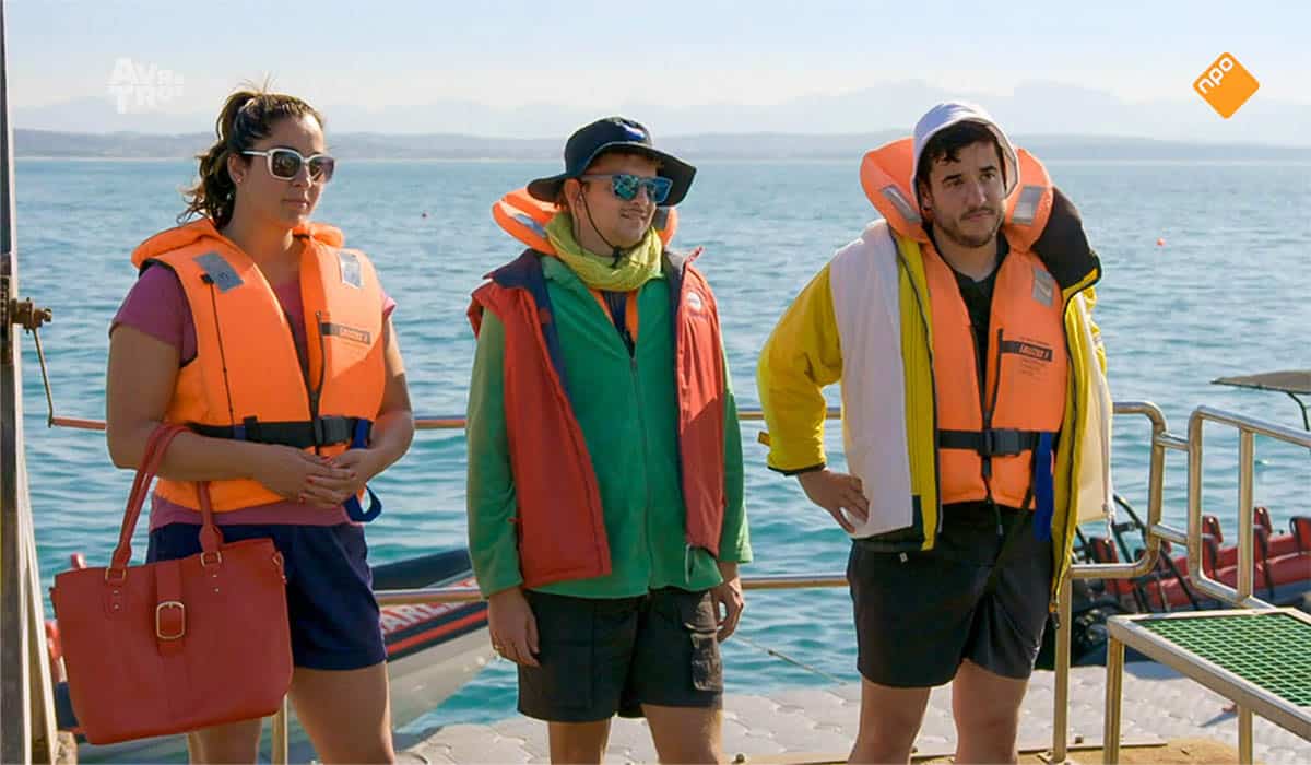 Wie de Mol 2023 finalisten Ranomi Kromowidjojo, Jurre Geluk en Daniël Verlaan staan op een boot.