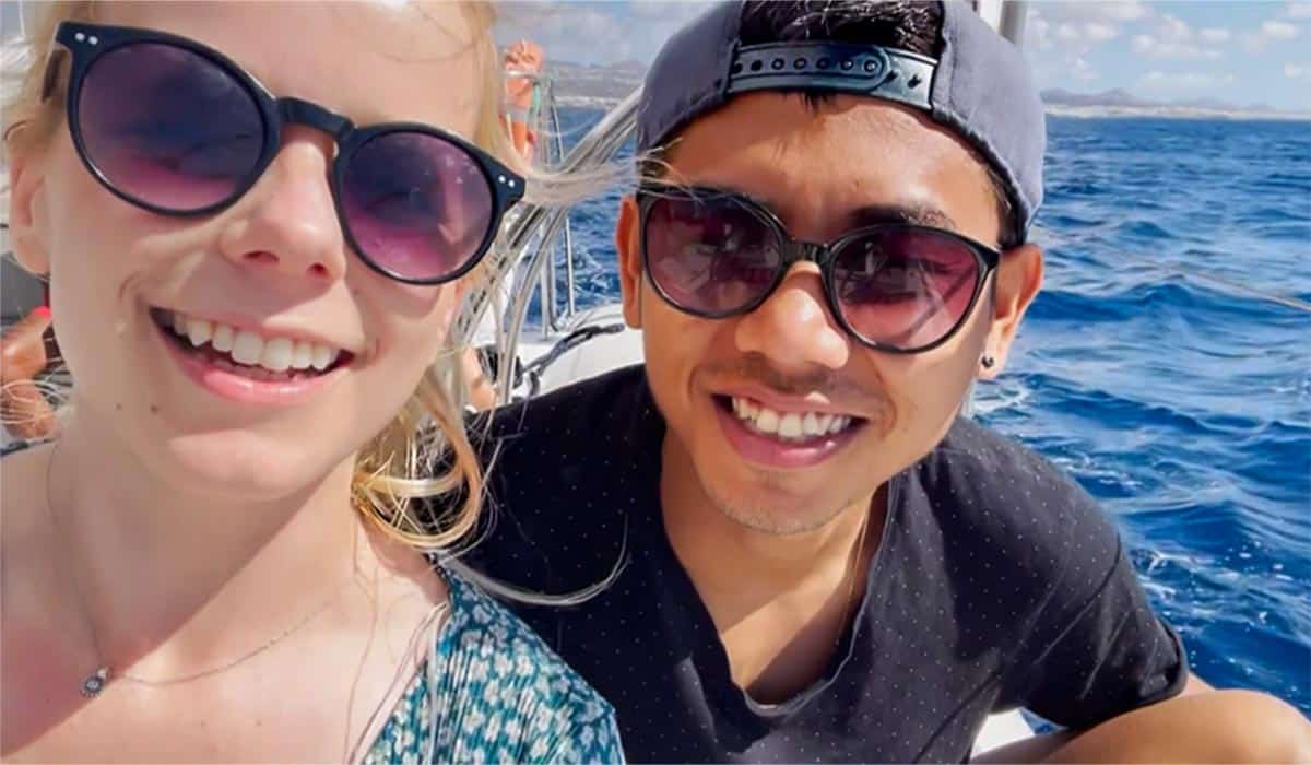 Kopen Zonder Kijken 2023 deelnemers Lisa en Riski zitten op een boot op zee en hebben een zonnebril op.