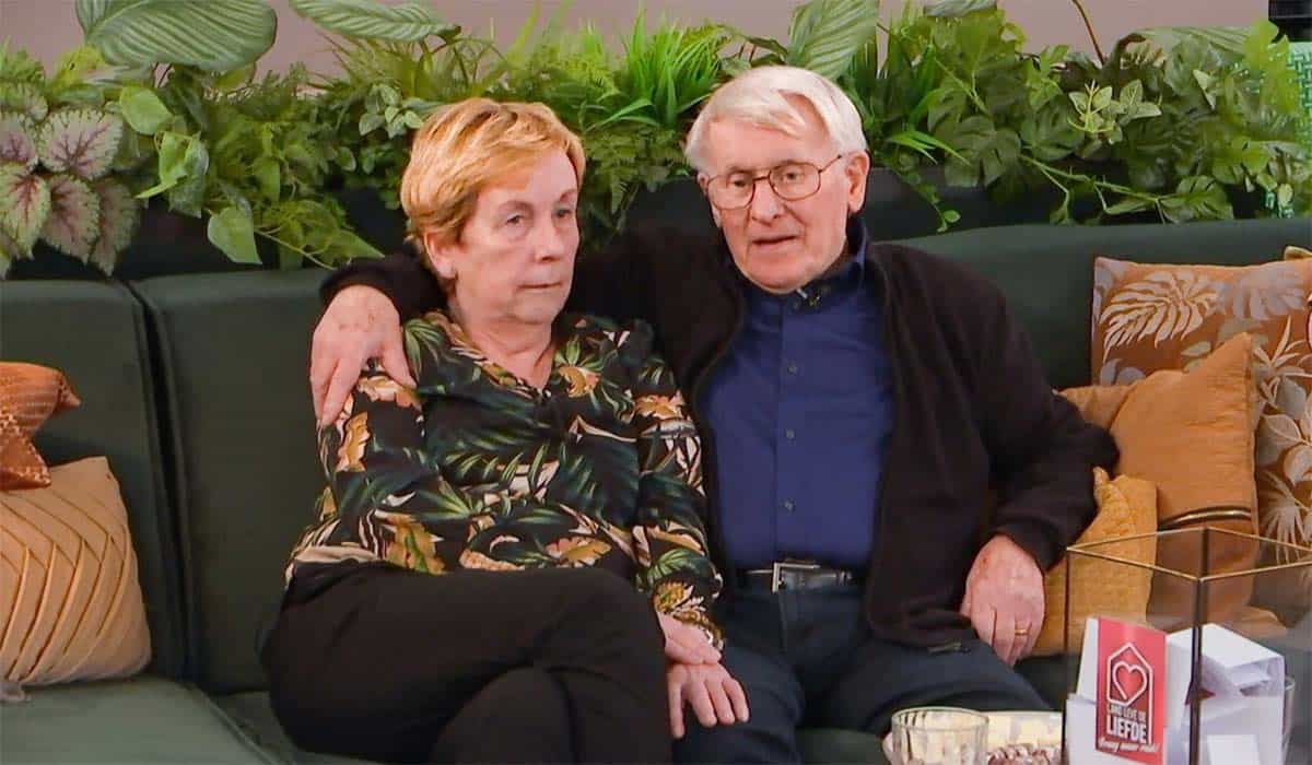Lang Leve de Liefde deelnemers Regina en opa Jeroen zitten samen op de bank.