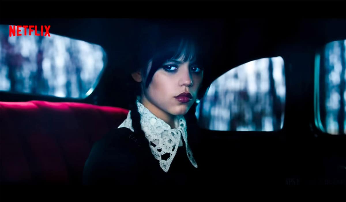 Wednesday Addams zit in de auto. Credits: YouTube / Netflix