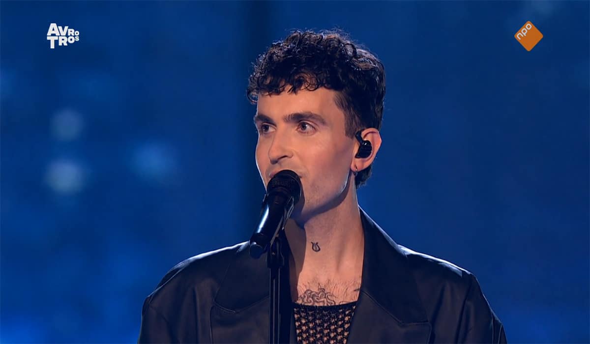 Duncan Laurence achter microfoon op podium bij Eurovisie Songfestival 2023