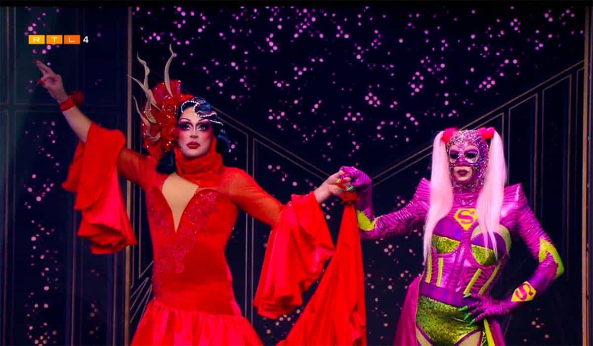 drag queens Ria Sangria en Flash Gorgeous wachten op het podium op de uitslag wie de winnaar is van Make Up Your Mind 2023