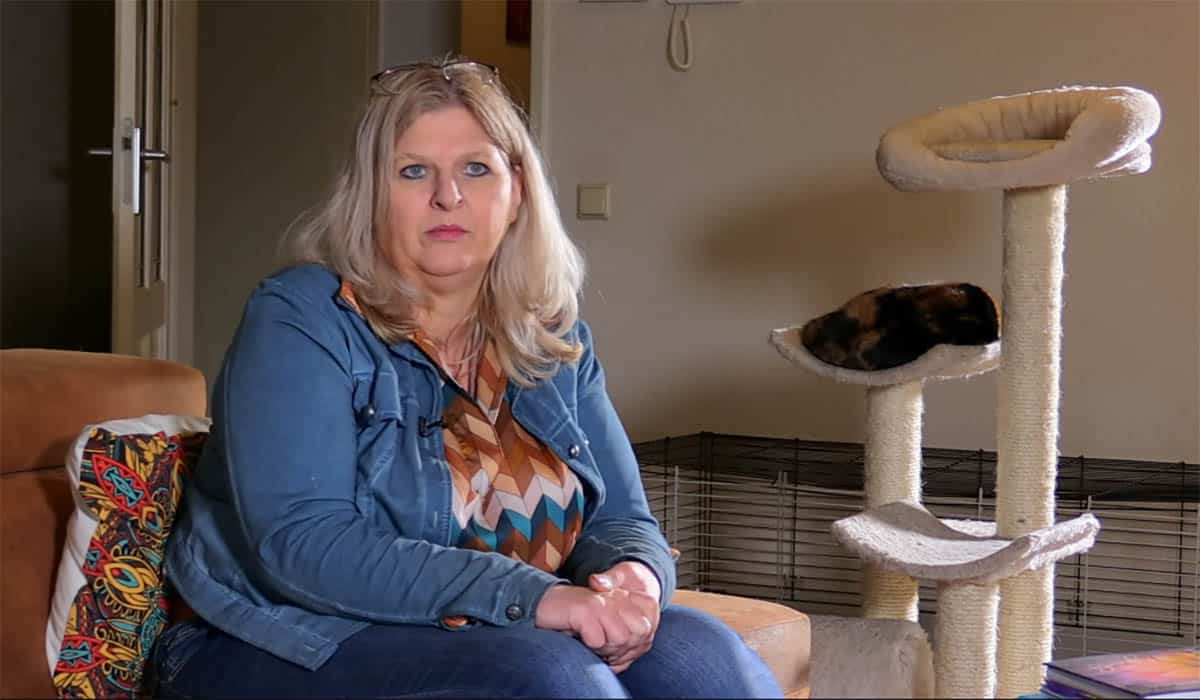 Inge zit voor kattenkrabpaal en verteld waarom ze de kittens niet wil teruggegeven aan de Stichting Kittenmand uit Tilburg in Mr. Frank Visser doet Uitspraak