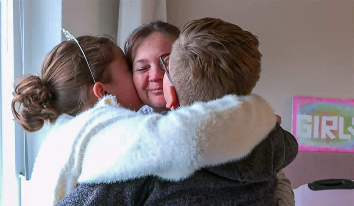 Een knuffel tussen Steenrijk Straatarm deelnemers moeder Colette, dochter Celine en zoon Jaimie.