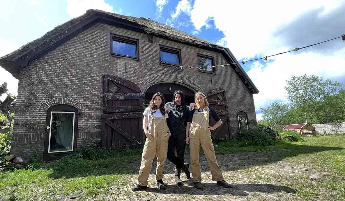 Hanna van Vliet, Raven van Dorst en Geraldine Kemper poseren voor een schuur op Boerderij van Dorst in seizoen 3