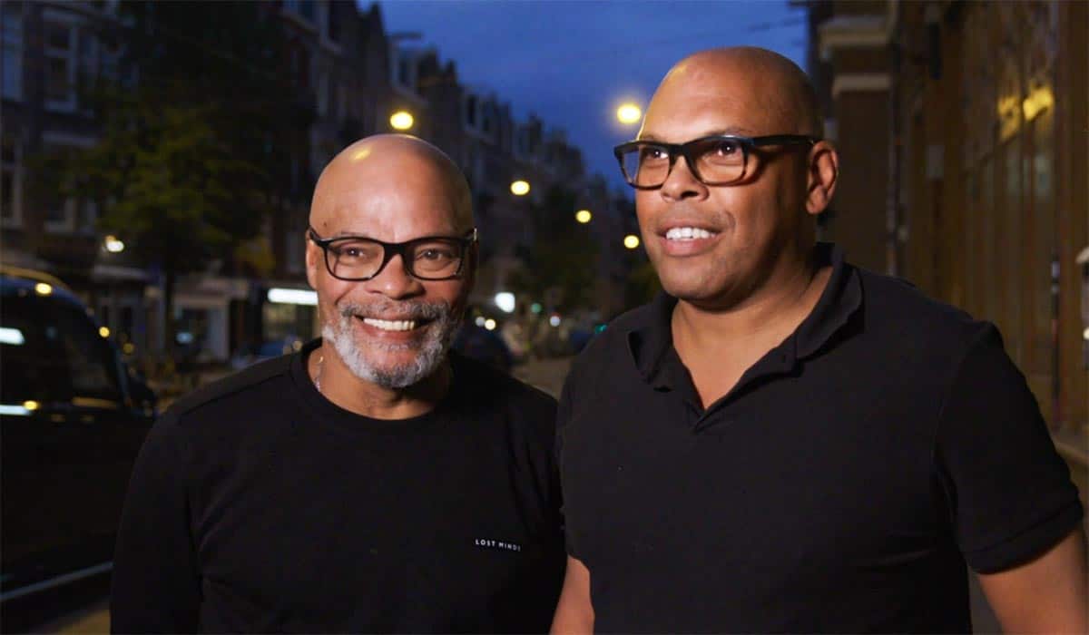 Broers Remy en Gerold staan ‘s avonds buiten tijdens het televisieprogramma De Moeite Waard.