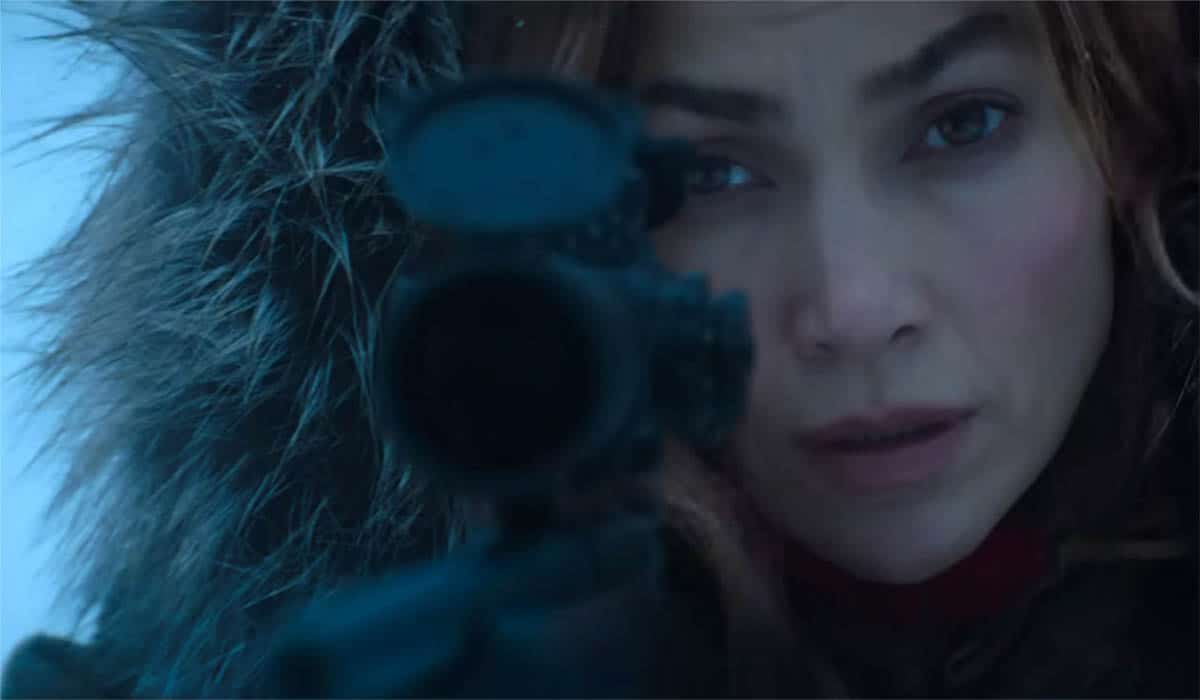Close up van Jennifer Lopez met een geweer in de sneeuw. Credits: Netflix Nederland officiële teaser / YouTube