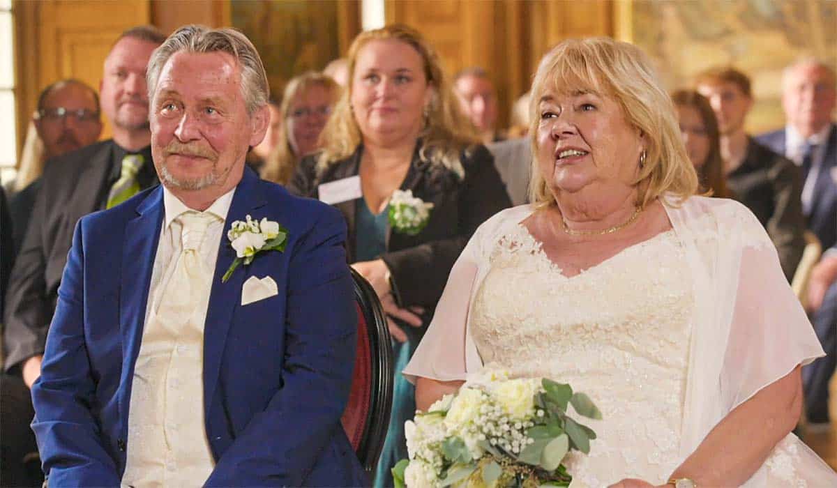 Bruidegom Bert en bruid Hannah tijdens hun bruiloft in het SBS6 programma De Prins met het Witte Haar.