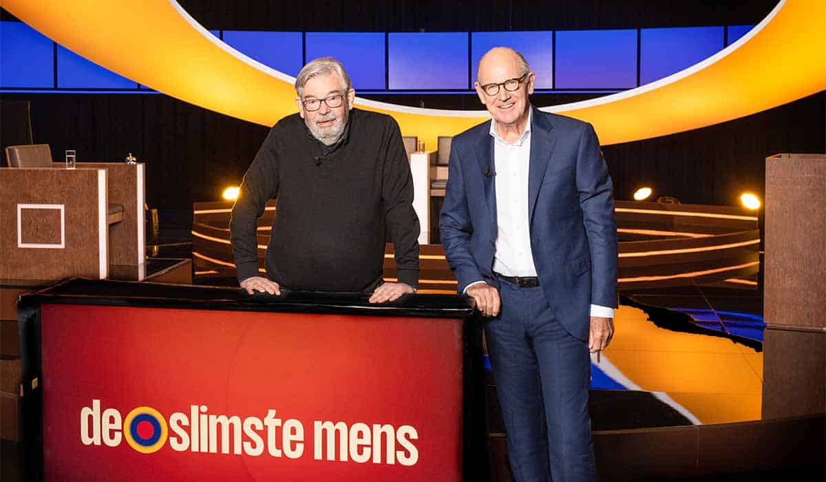 Maarten van Rossem en Philips Freriks achter de desk De Slimste Mens. Credits: KRO-NCRV