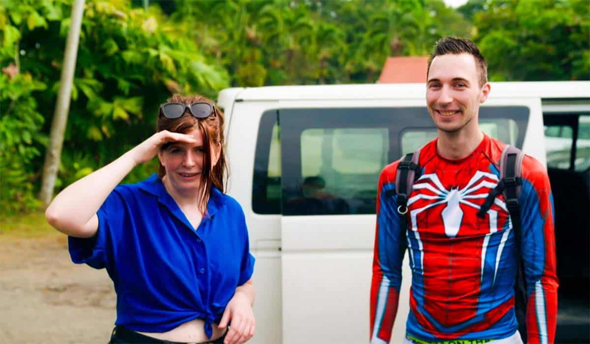 Ik ga op Reis en Neem deelnemers Diana en Patrick staan voor een wit busje op Costa Rica.