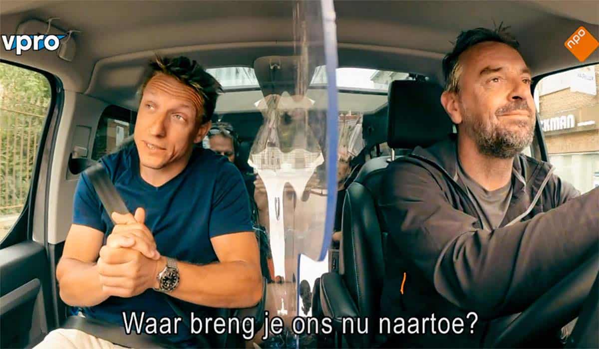 Voormalig Rode Duivel voetballer Wesley Sonck zit in de auto naast Tom Waes in het programma Reizen Waes Vlaanderen terwijl ze door Ninove rijden.