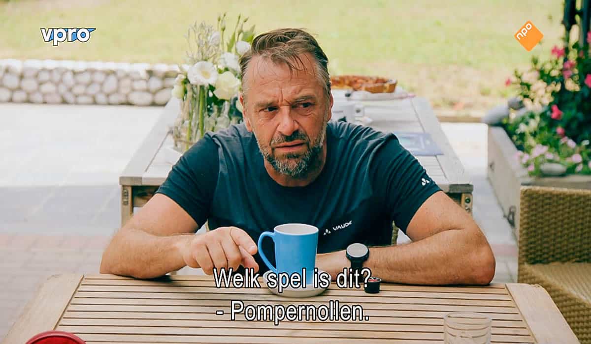 Tom Waes achter kopje koffie aan tuintafel in Reizen Waes Vlaanderen in Limburg