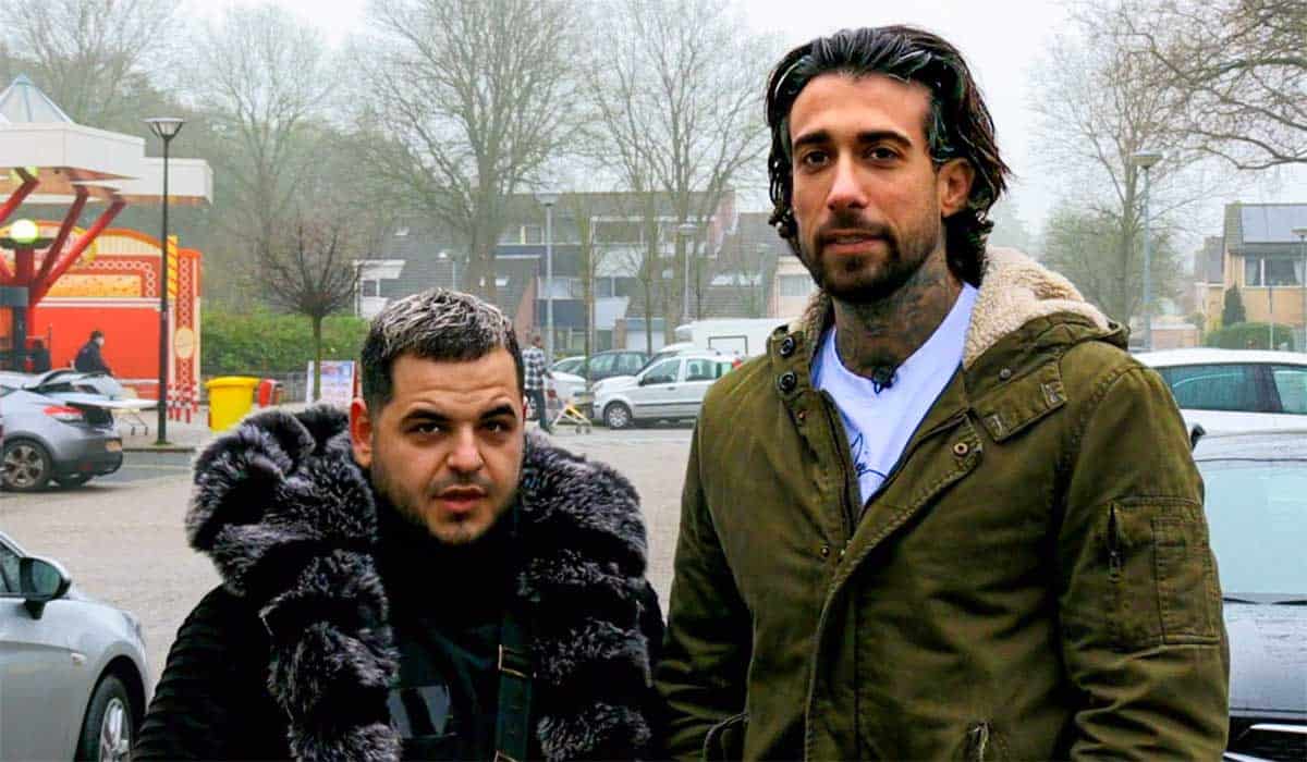 Daniele di Stefano en tattoo saloon eigenaar Fabrizio Tzinaridis staan op een parkeerplaats tijdens de opnames van Steenrijk Straatarm.