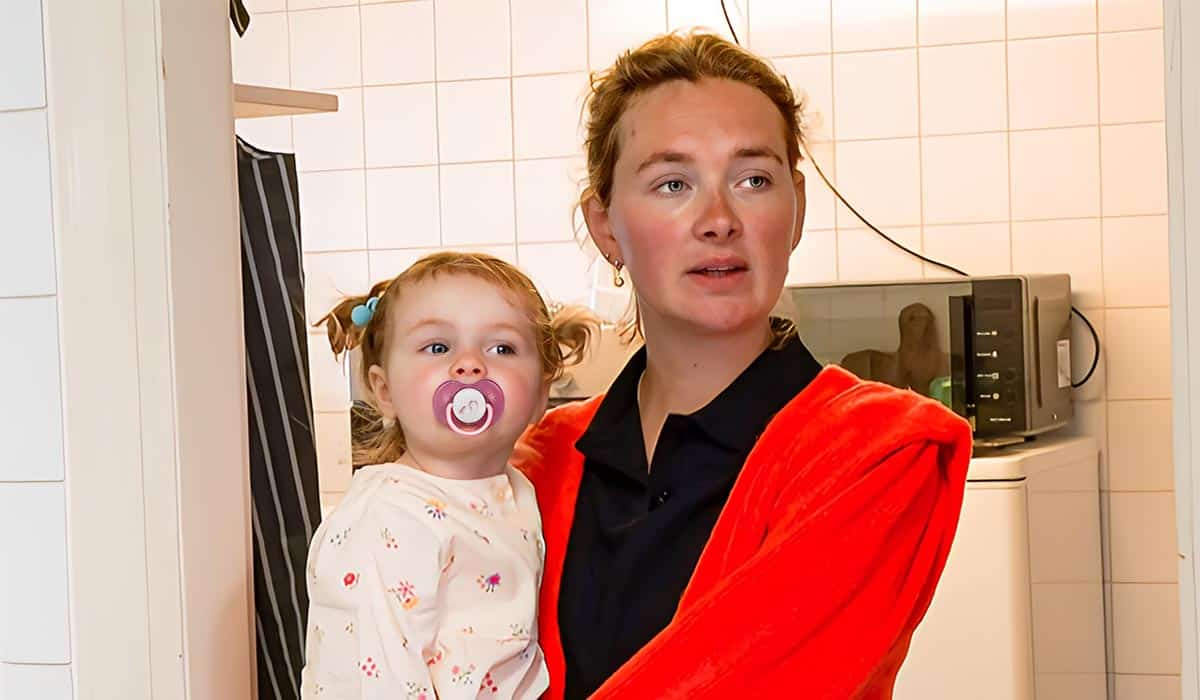 Maxime met haar dochter Vivé op de arm in het pension Code Rosé in Noordwijk tijdens aflevering 4 van Chateau Meiland 2023.
