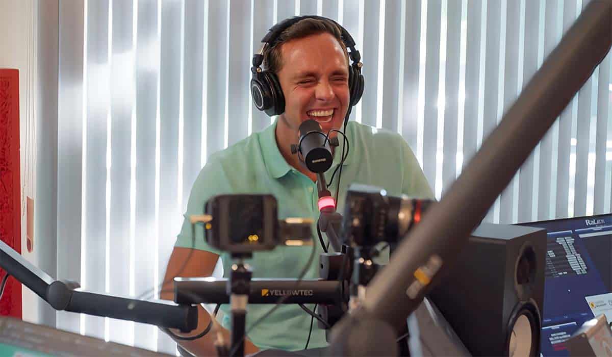 Kees Stevens zit in een radiostudio en lacht tijdens De Bevers 2023.