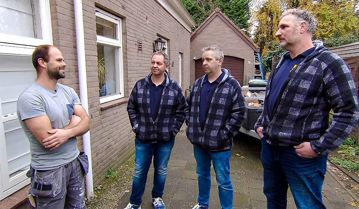 Robert uit Steenbergen is door zijn vrouw Robin opgegeven voor het programma Help Mijn Man is Klusser en staat voor het huis met het klusteam. Beeldbron: Still Tv RTL4 2023