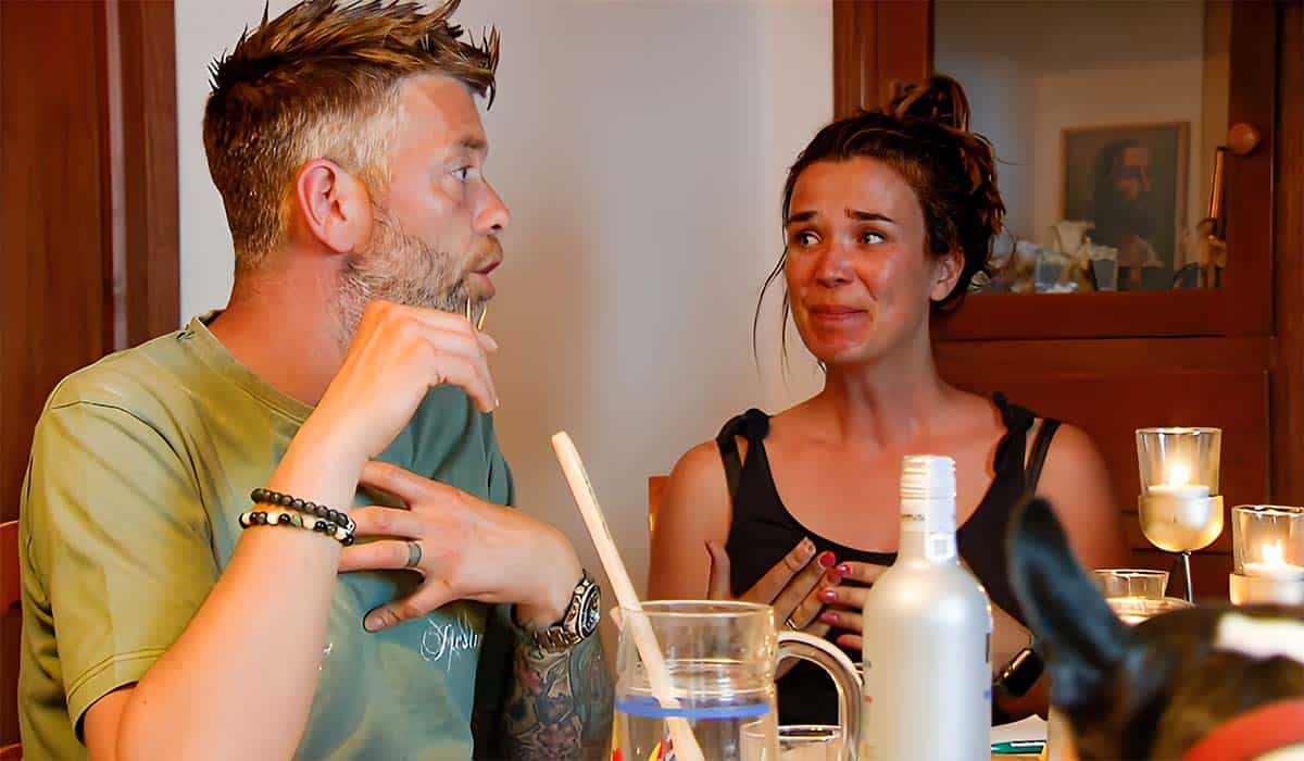 Deelnemers Matthew en Melissa voeren een verhitte discussie aan tafel in het RTL4 televisieprogramma Het Spaanse Dorp Zarra.