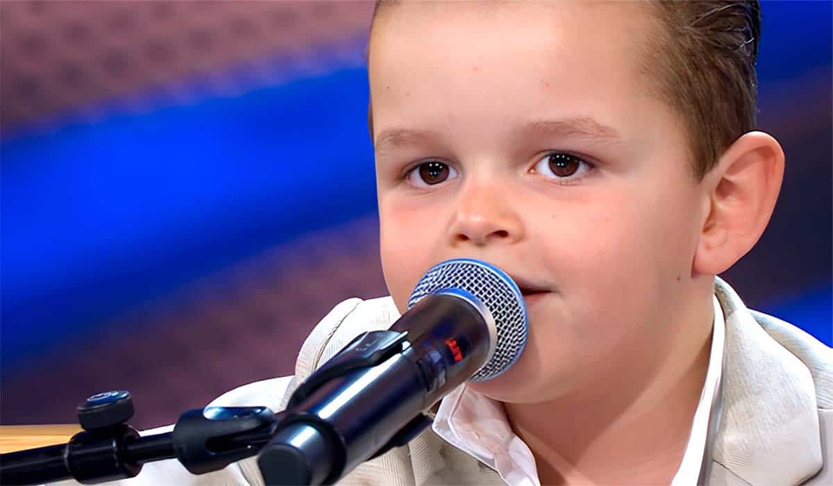 Angelito, het 6-jarige zoontje van volkszanger John West, zingt op het podium van Holland’s Got Talent 2023.