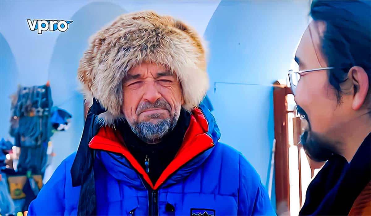Tom is in Ulaanbaatar in Mongolië voor het programma Reizen Waes Wereldsteden en staat met een bontmuts op en gesloten ogen buiten in de kou.