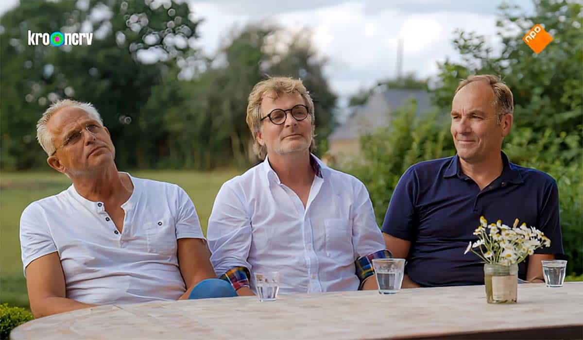 Deelnemers René, Bob en Paul zitten in de tuin van boerin Claudia tijdens de opname van Boer Zoekt Vrouw 2023.