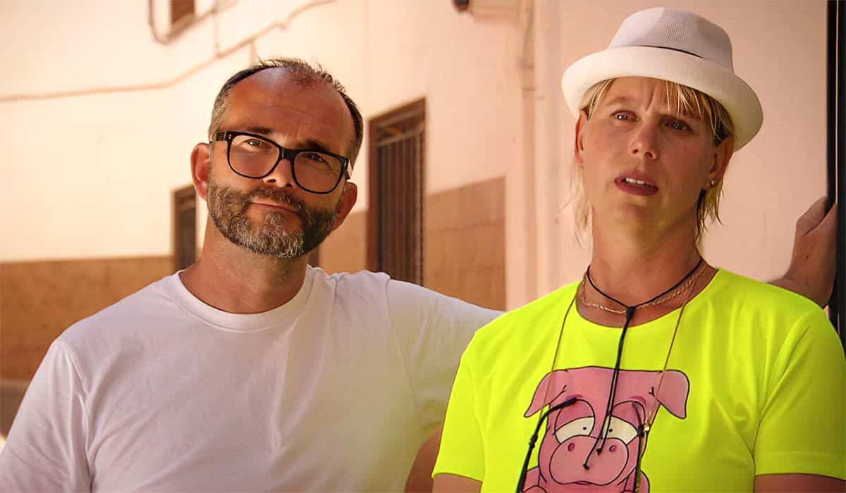 Raymond in een wit shirt en Bianca in een geel shirt met tekening van varken in het Spaanse dorp Zarra.