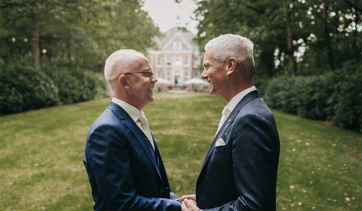 Married at First Sight seizoen 7 deelnemers Arjan Bomekamp en Maurice Westra in de tuin van de huwelijkslocatie op huwelijk in 2022. Credits: RTL / NT Visuals / Nander de Wijk