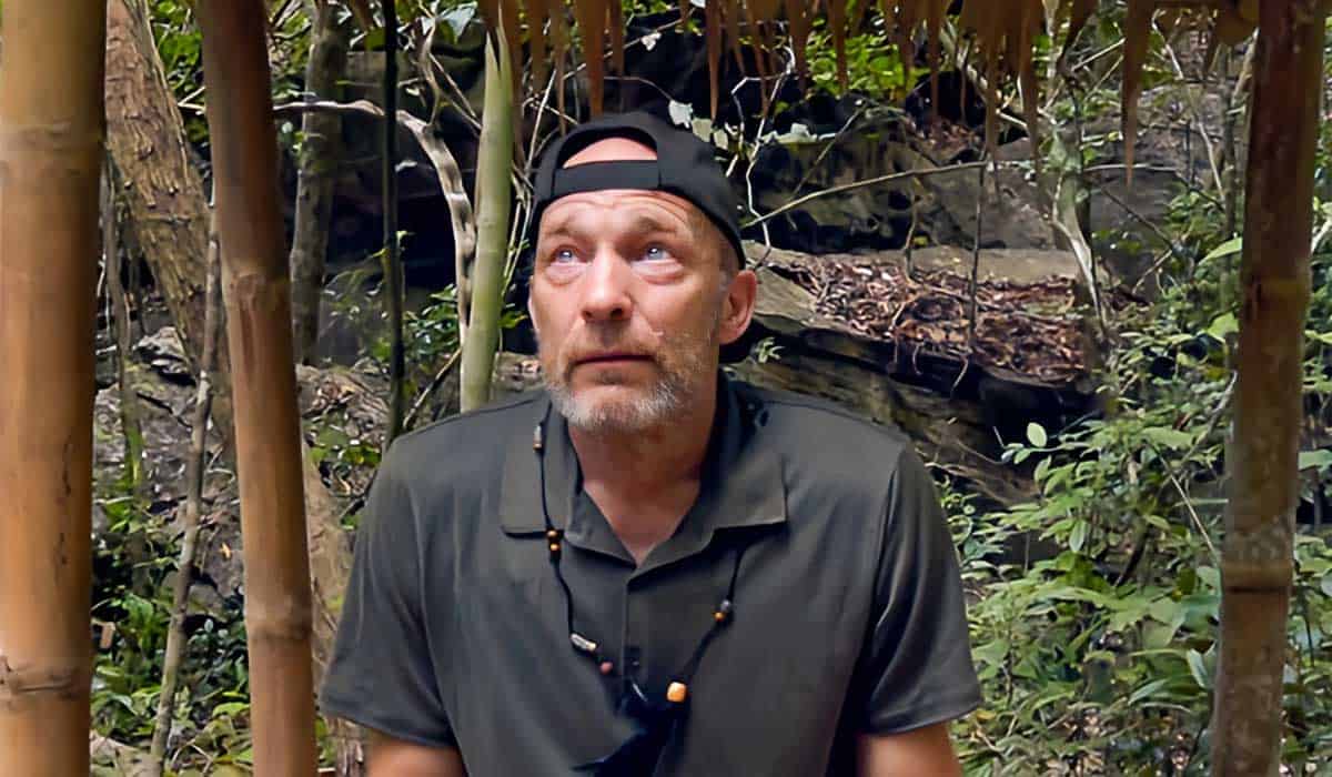 Acteur Jochen Otten zit in een oerwoud als een van de deelnemers van Expeditie robinson 2023