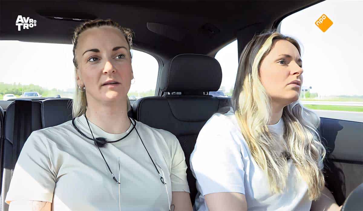 Deelnemers Sharon en Melissa in een auto tijdens het Avrotros programma Hunted 2023.