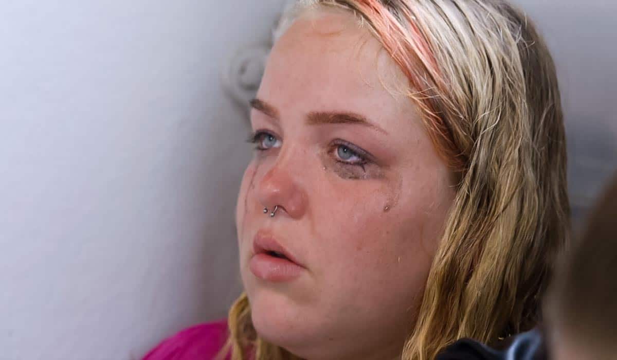 Close up van huilende Mathilde uit de SBS6 serie Urk