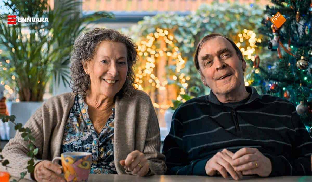 Loes Luca en Peter Bolhuis als de ouders van Carola uit de serie Oogappels vieren Kerst in de film Kerstappels