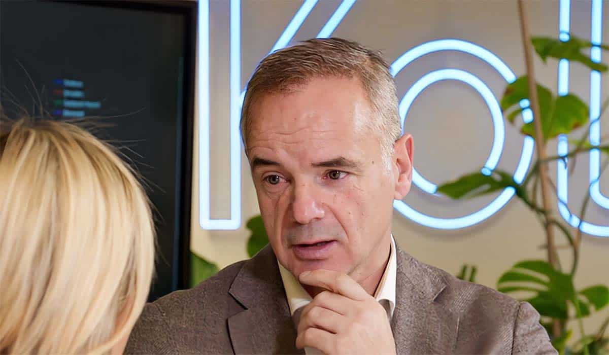 Makelaar Alex van Keulen en de achterkant van het hoofd van Caroline Tensen in het RTL4 programma Kopen of Slopen.
