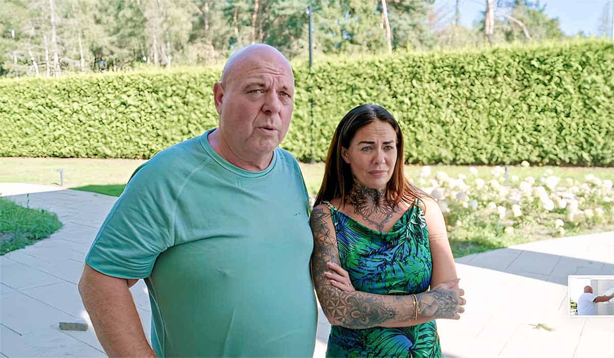 Peter Gillis en zijn vriendin Wendy van Hout staan in de tuin in aflevering 3 van Massa is Kassa.