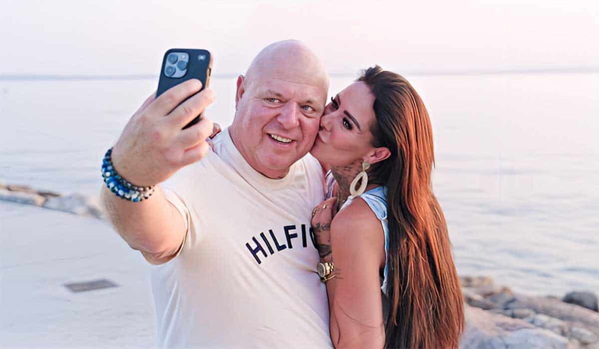 Peter Gillis en zijn nieuwe vriendin Wendy van Hout maken een selfie op de dijk voor de zee in het nieuwe seizoen van Massa is Kassa.