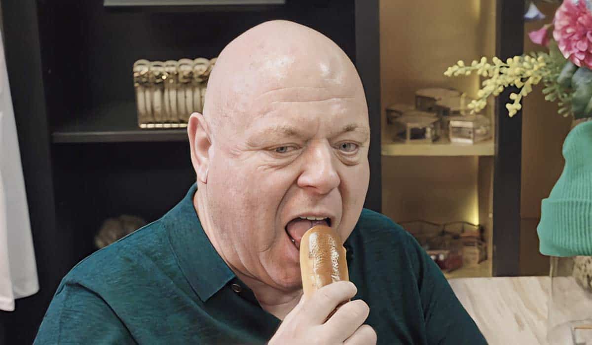 Peter Gillis eet een worstenbroodje in zijn reality soap Massa is Kassa.