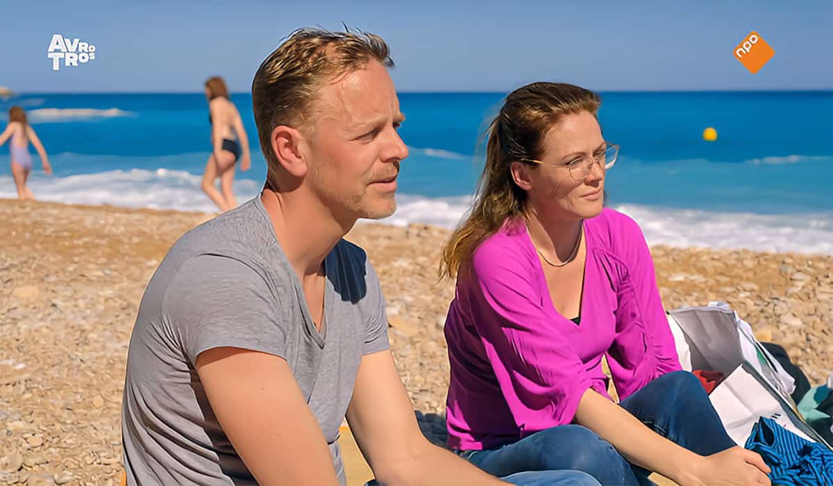Ray en Margriet Jansen op strand in Ik Vertrek Even Weg 2023