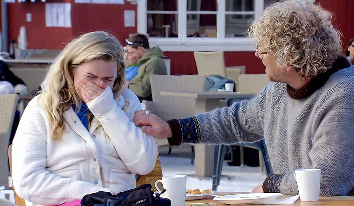 Joyce huilt en Marco troost haar terwijl ze op een terras in Noorwegen zitten in aflevering 7 van Winter Vol Liefde