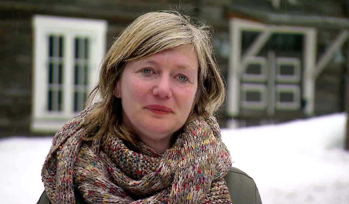 Winter Vol Liefde deelneemster Tineke staat met een betraand gezicht voor een woning in Noorwegen