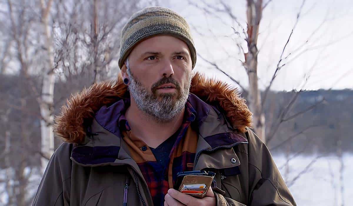 Winter Vol Liefde deelnemer Guido staat buiten in Noorwegen met een telefoon in zijn hand.