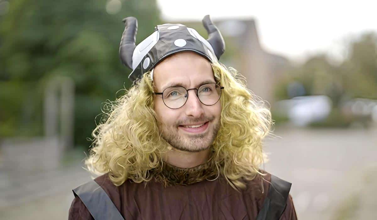 MAFS 2024 deelnemer David Stok uit Hazerswoude-Dorp in een Viking kostuum tijdens de opnames van seizoen 9 van Married at First Sight