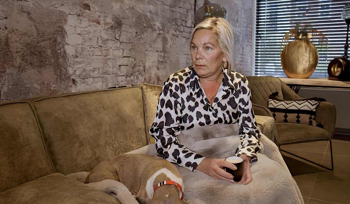 Derre zit op de bank onder een deken met een kop koffie in haar handen in het nieuwe seizoen van de serie Urk / Still Tv SBS6 2024