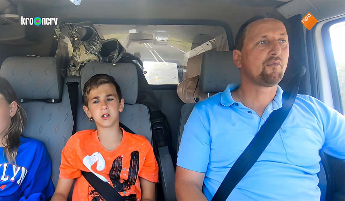 Johan Jelies met zijn zoon Harry in de auto in Een Huis Vol Emigreert