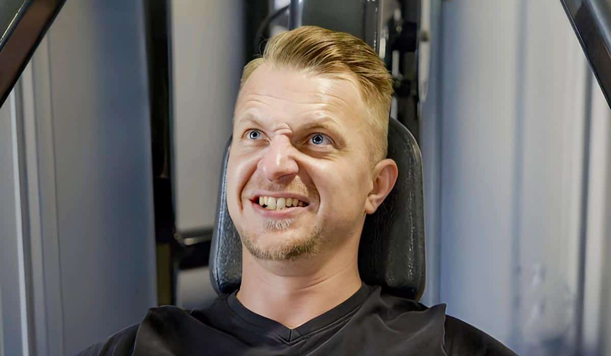 MAFS deelnemer Jeppe Hondelink trekt een grimas tijdens het sporten in de sportschool in Hengelo in aflevering 13 van Married at First Sight