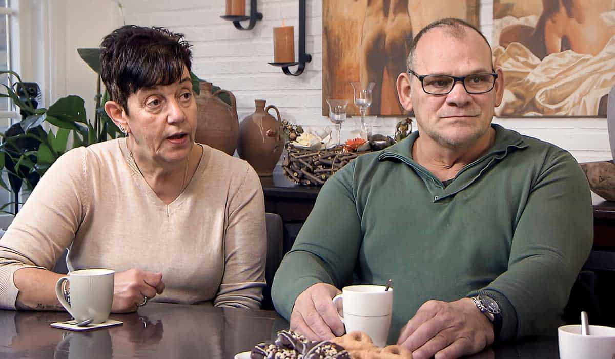 Annelies en Wim uit Eindhoven zitten aan tafel met een kop koffie in het SBS6 tv-programma Mr. Frank Visser doet Uitspraak