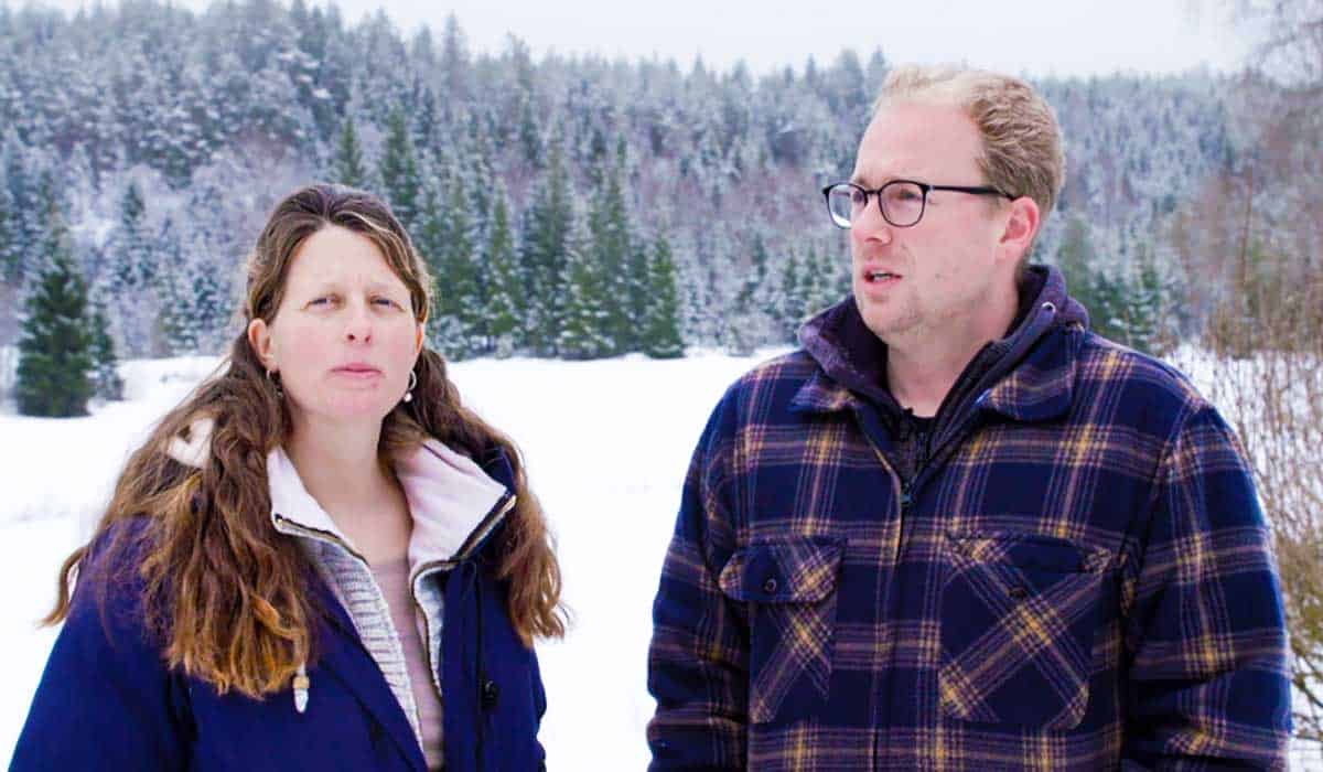Het Roer Om 2024 deelnemers Kimberley en Stefan staan in de sneeuw in Zweden