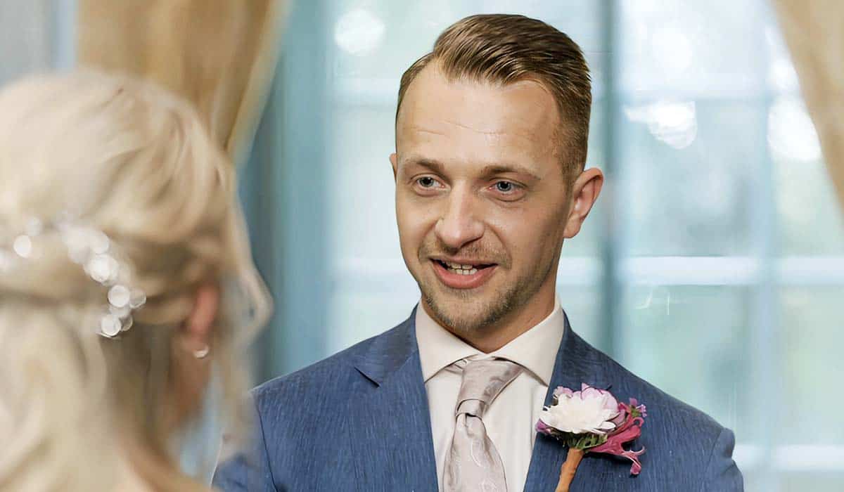 MAFS 2024 deelnemer Jeppe Hondelink kijkt zijn bruid Jantine van Dinther aan in seizoen 9 van Married at First Sight