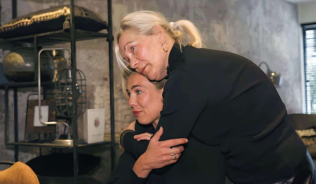 Moeder Derre omhelst huilende dochter Diana in de serie Urk